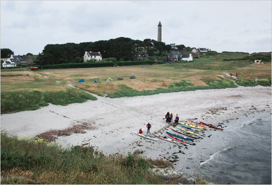 here's a snap of the camping spot 'in context'.. a group of French paddlers on their way down the Brittany coast showed up Sunday morning which was cool.