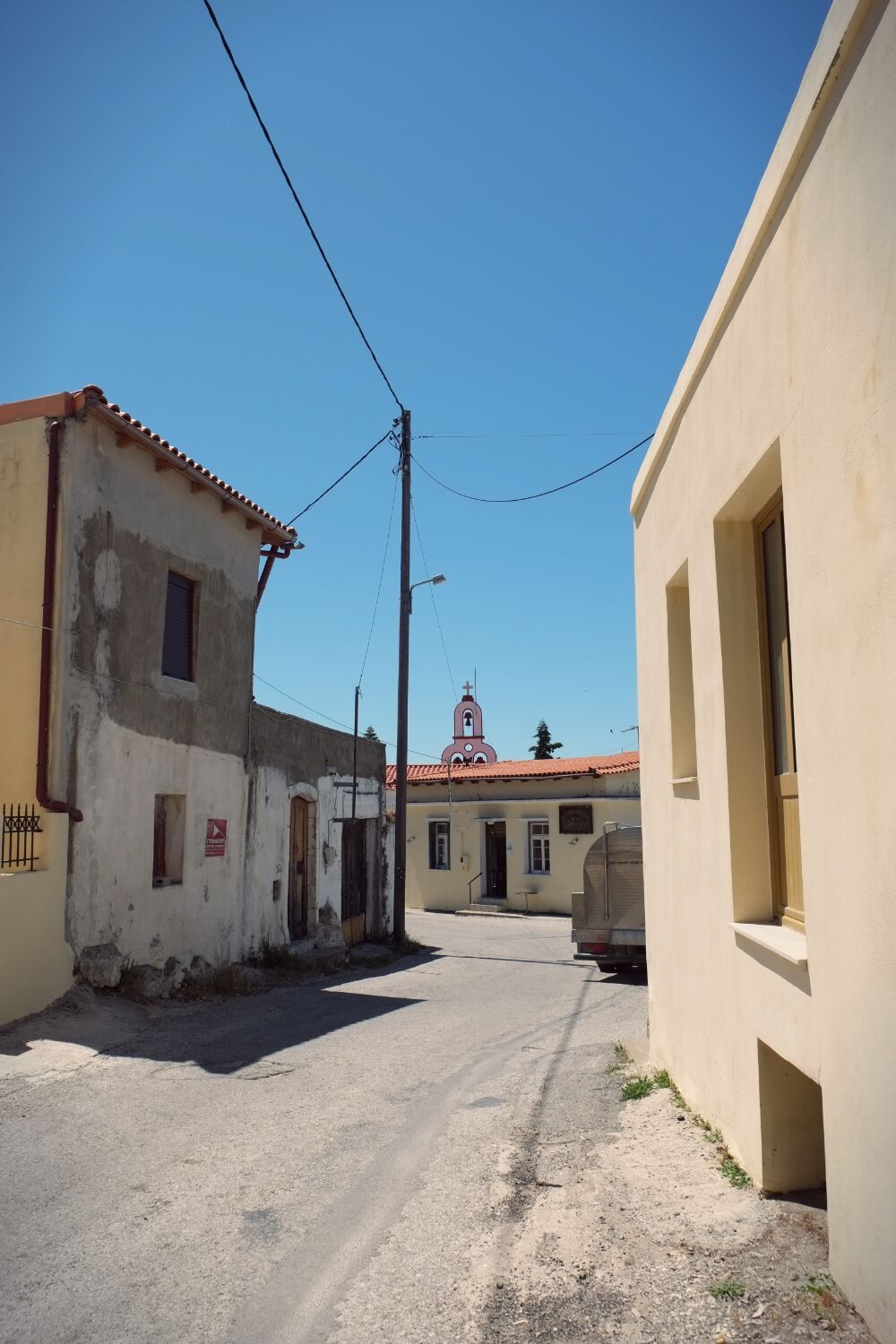 numerous villages dot the valley, stopped for icecream in this one...