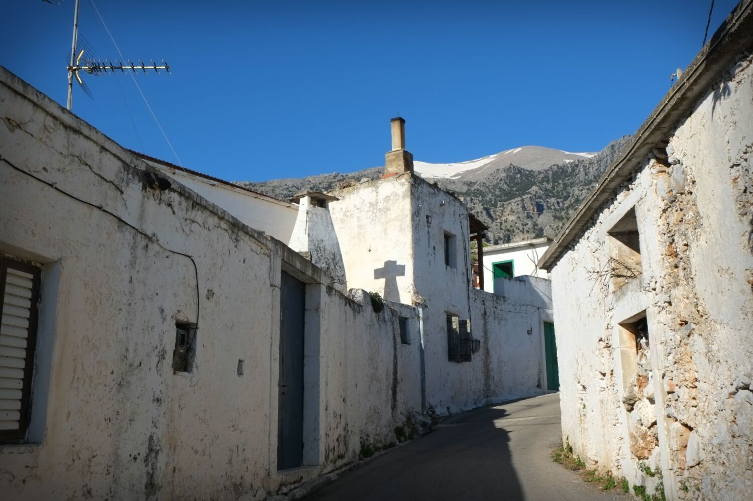 Fourfouras is a rather lovely hill village situated high on the eastern slopes of the Amari valley.