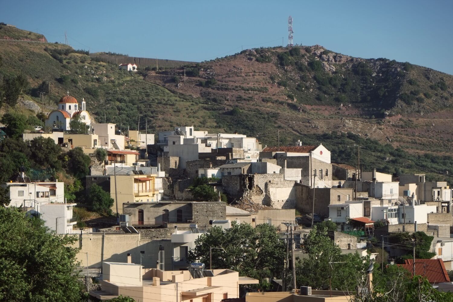 Just 5km on asphalt then to reach the village of Ano Viannos on the southgern slopes of the Lasithi Mountains.