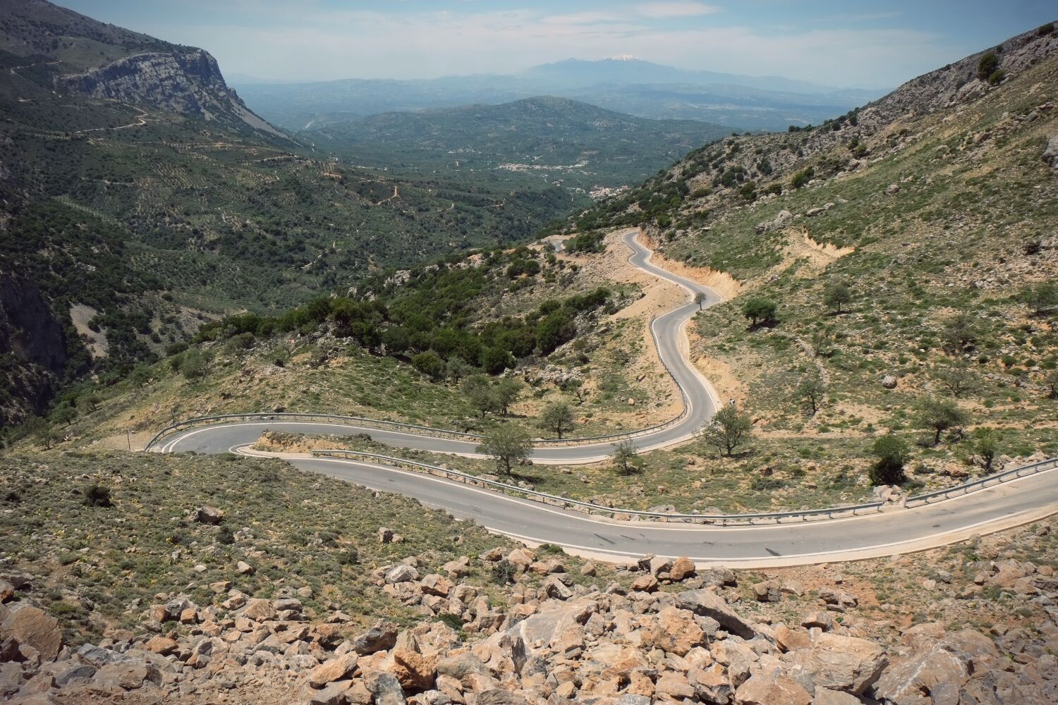 ... following which a long, hairpinned road climb up to around 1400m. On the map this is a dirt road and the surface looks very new, so probably no more than a year or so old. Disappointing although it did make the climb a bit easier... although very hot.