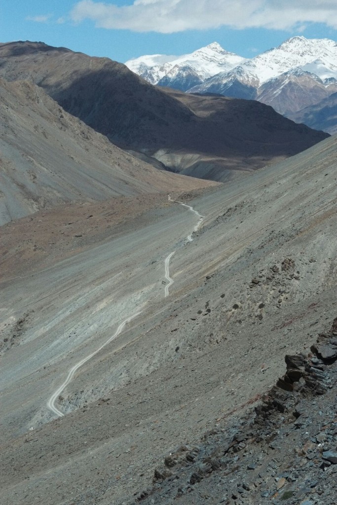 From part-way down the descent another prospect.. a track running north to the Chandra Tal (moon lake).