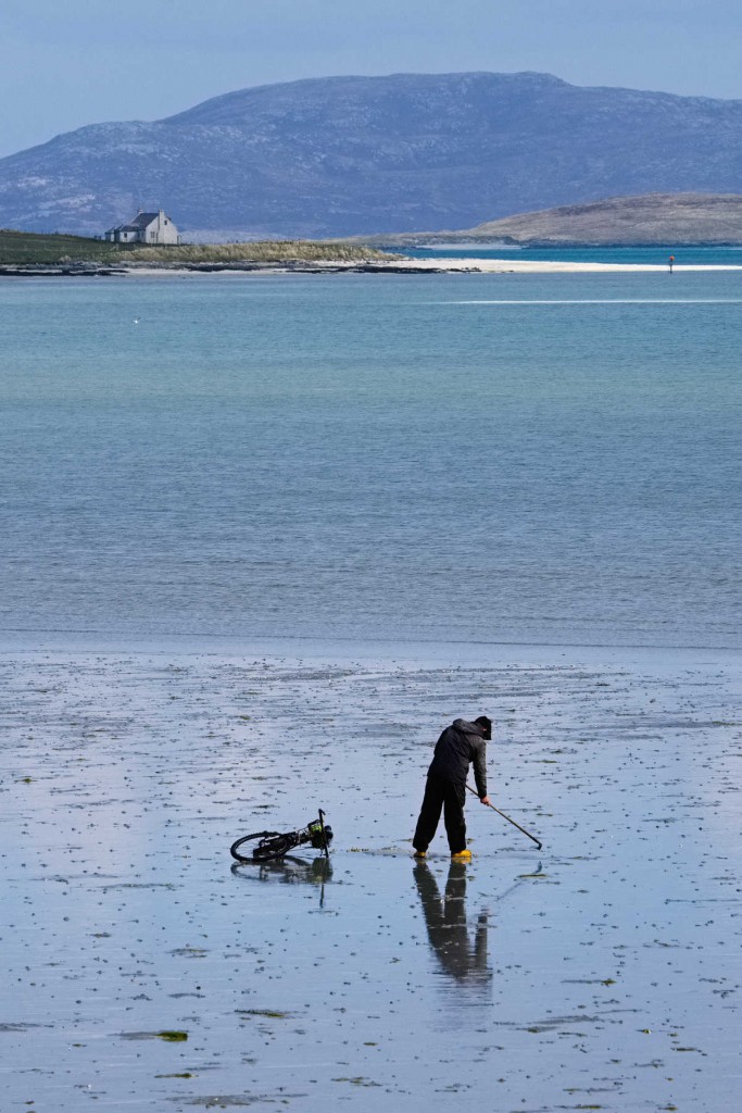 In between flight arrivals Tràigh Mhòr is a cockle-picking spot 